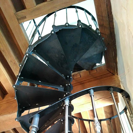 Escalier colimaçon acier vu du dessous Escalier colimaçon acier vu du dessous