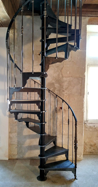 Escalier colimaçon acier dans une maison ancienne Escalier colimaçon acier dans une maison ancienne
