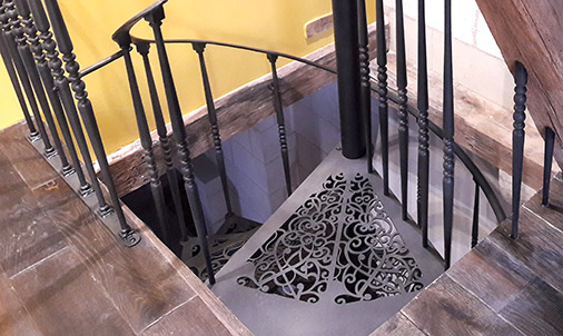 Escalier colimaçon acier noir et sa trémie Escalier colimaçon acier noir et sa trémie