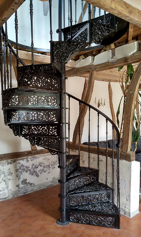 Escalier colimaçon et ses éléments de marche en fonte Escalier colimaçon et ses éléments de marche en fonte