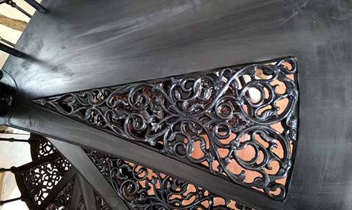 Détail d'une marche palière de l'escalier colimacon en fonte Détail d'une marche palière de l'escalier colimacon en fonte