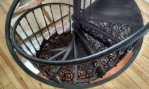 Marche palière et cerclage de la trémie de l'escalier colimaçon Marche palière et cerclage de la trémie de l'escalier colimaçon