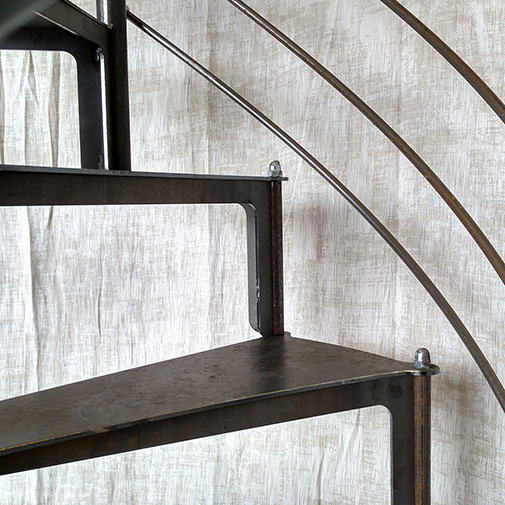 Marches de l'escalier colimaçon acier design Marches de l'escalier colimaçon acier design