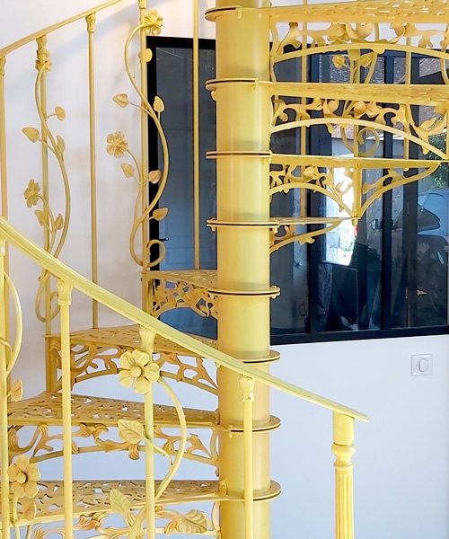 Escalier colimaçon sur-mesure jaune Escalier colimaçon sur-mesure jaune