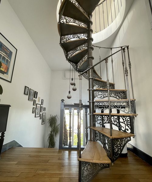 Escalier colimaçon dans une maison moderne Escalier colimaçon dans une maison moderne